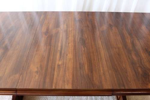 A STUNNING VINTAGE 6 TO 8 SEATER EXTENDABLE DINING TABLE WITH A "HIDDEN" EXTENSION COMPARTMENT