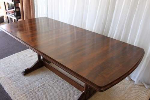A STUNNING VINTAGE 6 TO 8 SEATER EXTENDABLE DINING TABLE WITH A "HIDDEN" EXTENSION COMPARTMENT