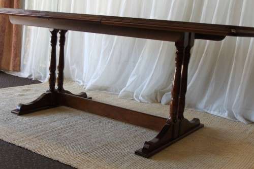 A STUNNING VINTAGE 6 TO 8 SEATER EXTENDABLE DINING TABLE WITH A "HIDDEN" EXTENSION COMPARTMENT