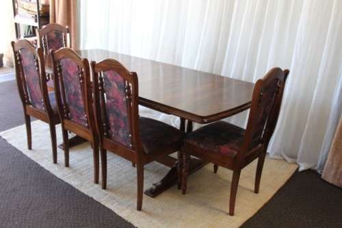 A STUNNING VINTAGE 6 TO 8 SEATER EXTENDABLE DINING TABLE WITH A "HIDDEN" EXTENSION COMPARTMENT