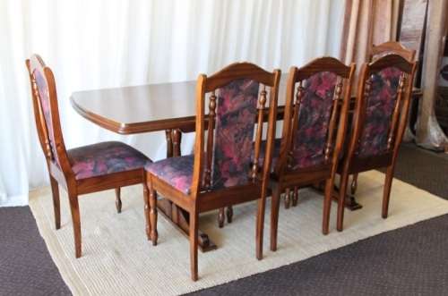 A STUNNING VINTAGE 6 TO 8 SEATER EXTENDABLE DINING TABLE WITH A "HIDDEN" EXTENSION COMPARTMENT