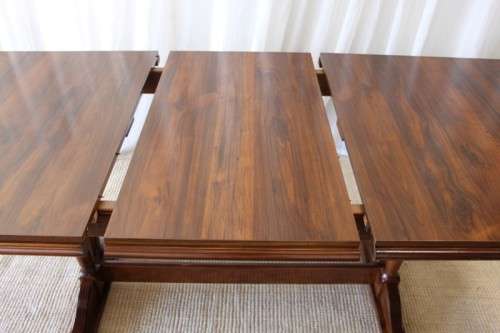A STUNNING VINTAGE 6 TO 8 SEATER EXTENDABLE DINING TABLE WITH A "HIDDEN" EXTENSION COMPARTMENT