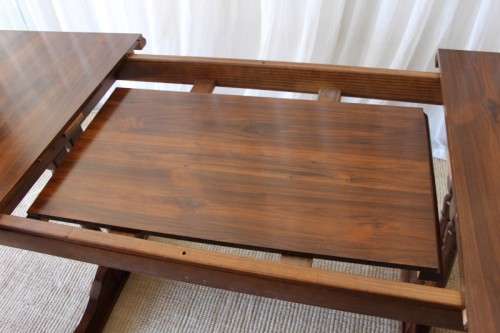 A STUNNING VINTAGE 6 TO 8 SEATER EXTENDABLE DINING TABLE WITH A "HIDDEN" EXTENSION COMPARTMENT