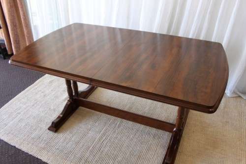 A STUNNING VINTAGE 6 TO 8 SEATER EXTENDABLE DINING TABLE WITH A "HIDDEN" EXTENSION COMPARTMENT
