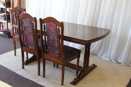 A STUNNING VINTAGE 6 TO 8 SEATER EXTENDABLE DINING TABLE WITH A "HIDDEN" EXTENSION COMPARTMENT
