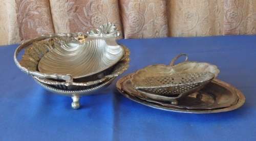 A FANTASTIC JOB LOT OF ASSORTED SILVER PLATED METAL WARE INCLUDING BOWLS, A GRAVY BOAT AND MORE