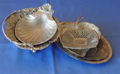 A FANTASTIC JOB LOT OF ASSORTED SILVER PLATED METAL WARE INCLUDING BOWLS, A GRAVY BOAT AND MORE