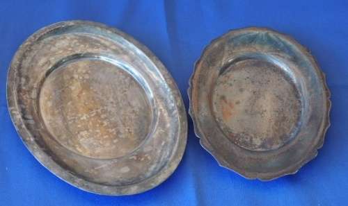 A FANTASTIC JOB LOT OF ASSORTED SILVER PLATED METAL WARE INCLUDING BOWLS, A GRAVY BOAT AND MORE