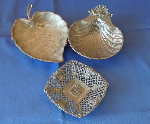 A FANTASTIC JOB LOT OF ASSORTED SILVER PLATED METAL WARE INCLUDING BOWLS, A GRAVY BOAT AND MORE