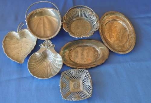 A FANTASTIC JOB LOT OF ASSORTED SILVER PLATED METAL WARE INCLUDING BOWLS, A GRAVY BOAT AND MORE