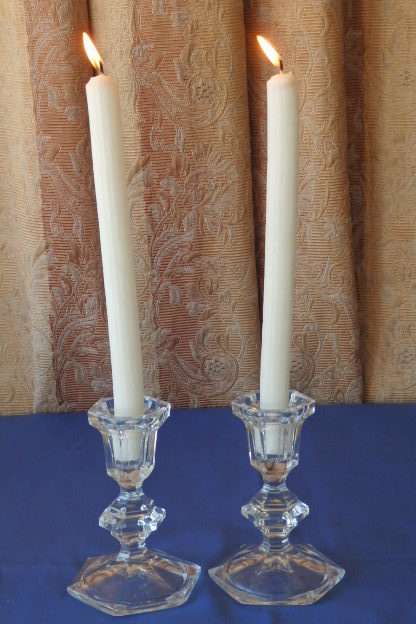 A PAIR OF BEAUTIFUL AND ELEGANT LEAD CRYSTAL CANDLESTICK HOLDERS IN PRISTINE CONDITION