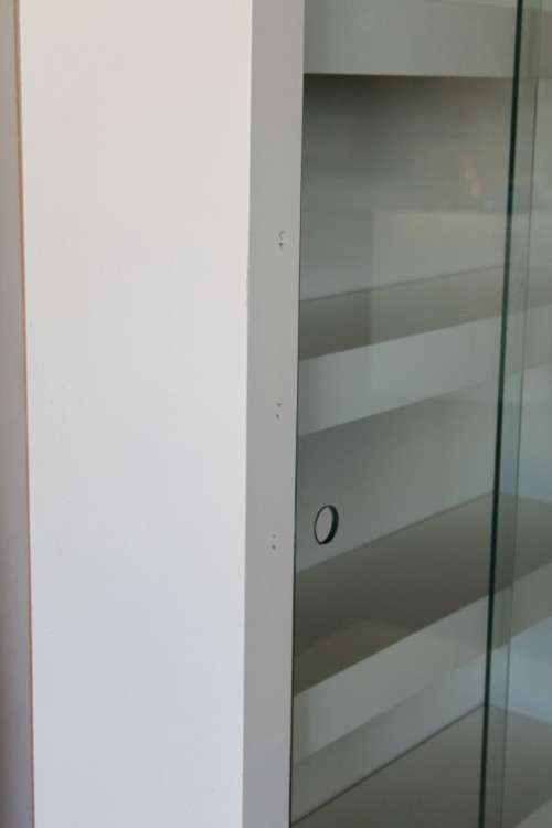 AN AWESOME 1.6m TALL WHITE DOUBLE DIVISION BOOK CASE WITH GLASS SLIDING DOORS & AMPLE PACKING SPACE