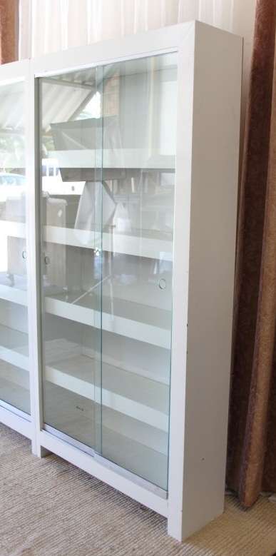 AN AWESOME 1.6m TALL WHITE DOUBLE DIVISION BOOK CASE WITH GLASS SLIDING DOORS & AMPLE PACKING SPACE