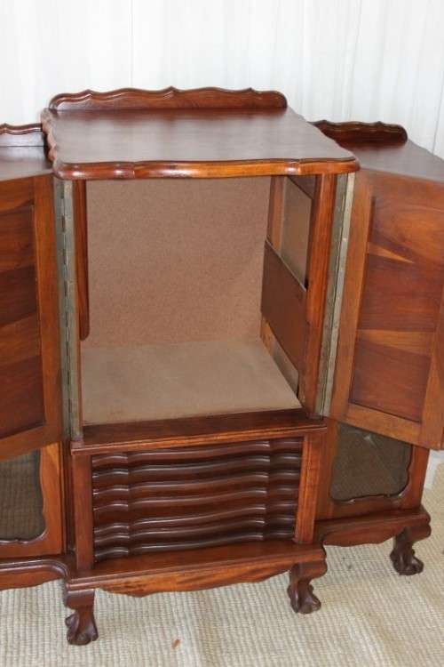 AN EXQUISITE VINTAGE SOLID IMBUIA BALL & CLAW RADIOGRAM CABINET - IDEAL COMPACT BAR CABINET