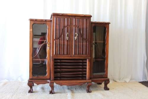 AN EXQUISITE VINTAGE SOLID IMBUIA BALL & CLAW RADIOGRAM CABINET - IDEAL COMPACT BAR CABINET