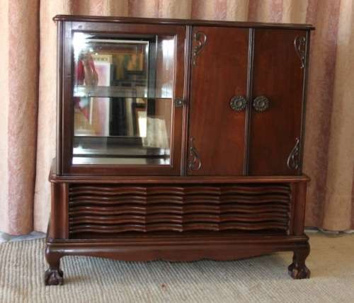 AN EXQUISITE VINTAGE SOLID IMBUIA BALL & CLAW RADIOGRAM CABINET - IDEAL COMPACT BAR CABINET