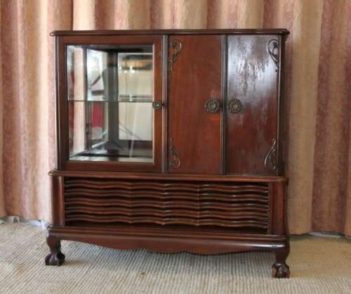 AN EXQUISITE VINTAGE SOLID IMBUIA BALL & CLAW RADIOGRAM CABINET - IDEAL COMPACT BAR CABINET