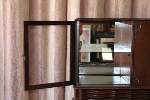 AN EXQUISITE VINTAGE SOLID IMBUIA BALL & CLAW RADIOGRAM CABINET - IDEAL COMPACT BAR CABINET