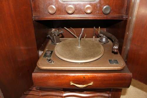 AN EXQUISITE VINTAGE SOLID IMBUIA BALL & CLAW RADIOGRAM CABINET - IDEAL COMPACT BAR CABINET