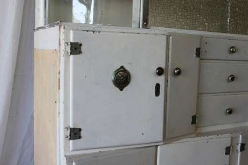 AN INCREDIBLE VINTAGE KITCHEN CUPBOARD WITH CURVED GLASS PANELS AND LOADS OF SPACE