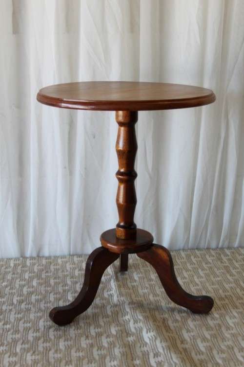 A STUNNING "TALLER" VINTAGE SOLID OAK OCCASIONAL TABLE w/ A STURDY TURNED TRI-LEG IN GREAT CONDITION