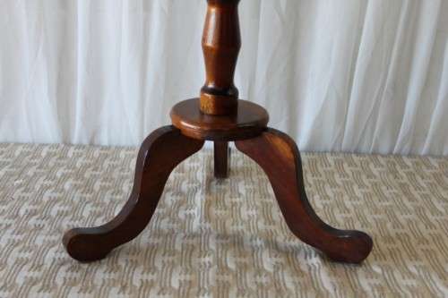 A STUNNING "TALLER" VINTAGE SOLID OAK OCCASIONAL TABLE w/ A STURDY TURNED TRI-LEG IN GREAT CONDITION