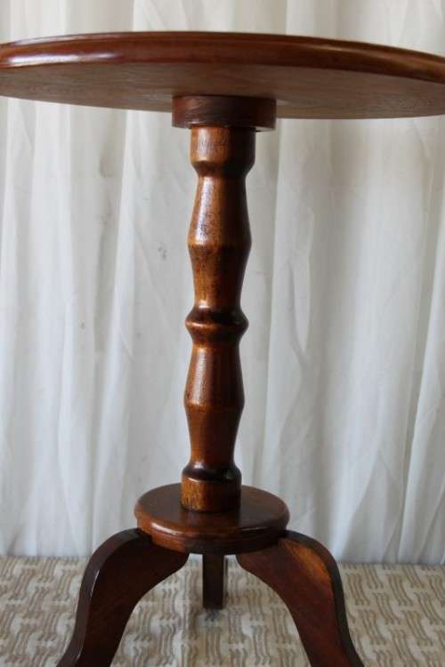 A STUNNING "TALLER" VINTAGE SOLID OAK OCCASIONAL TABLE w/ A STURDY TURNED TRI-LEG IN GREAT CONDITION
