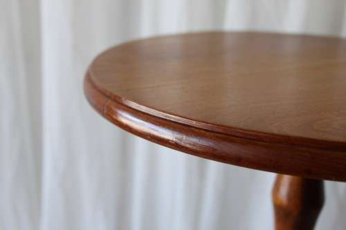 A STUNNING "TALLER" VINTAGE SOLID OAK OCCASIONAL TABLE w/ A STURDY TURNED TRI-LEG IN GREAT CONDITION