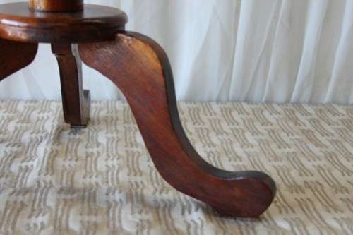 A STUNNING "TALLER" VINTAGE SOLID OAK OCCASIONAL TABLE w/ A STURDY TURNED TRI-LEG IN GREAT CONDITION