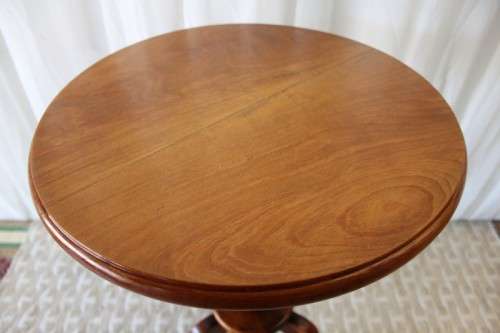 A STUNNING "TALLER" VINTAGE SOLID OAK OCCASIONAL TABLE w/ A STURDY TURNED TRI-LEG IN GREAT CONDITION
