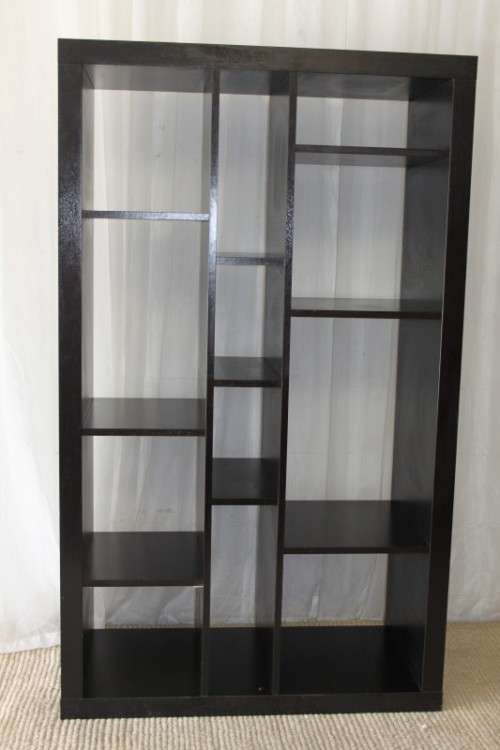 AN AWESOME 1.5m TALL CABINET/ BOOK CASE/ DISPLAY SHELF WITH AMPLE PACKING SPACE IN GREAT CONDITION