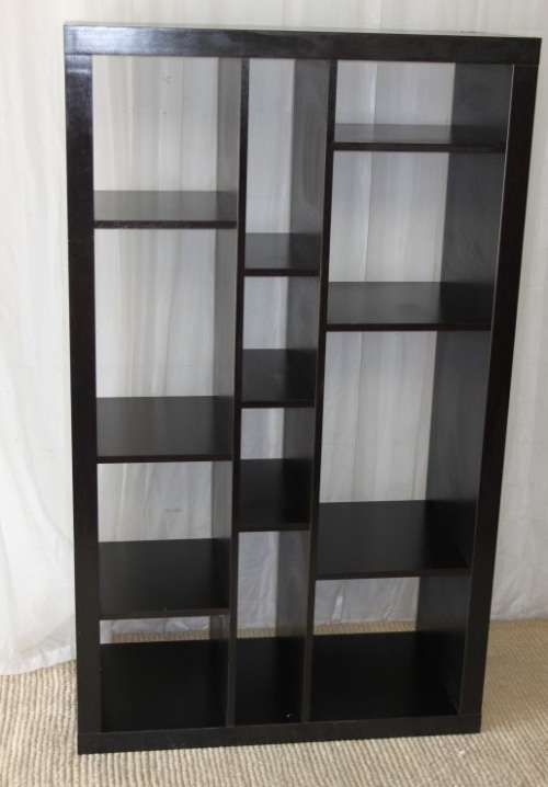 AN AWESOME 1.5m TALL CABINET/ BOOK CASE/ DISPLAY SHELF WITH AMPLE PACKING SPACE IN GREAT CONDITION