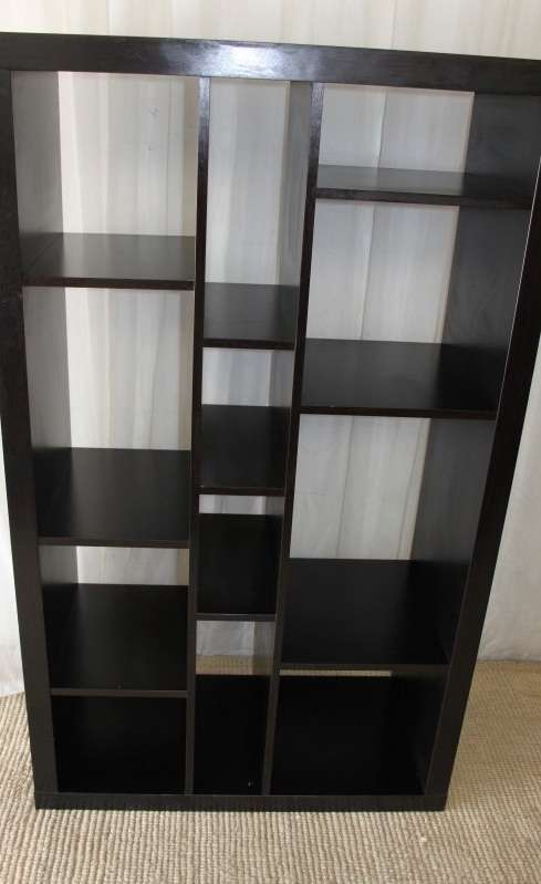AN AWESOME 1.5m TALL CABINET/ BOOK CASE/ DISPLAY SHELF WITH AMPLE PACKING SPACE IN GREAT CONDITION