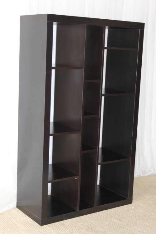 AN AWESOME 1.5m TALL CABINET/ BOOK CASE/ DISPLAY SHELF WITH AMPLE PACKING SPACE IN GREAT CONDITION