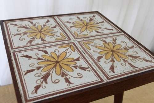 A FABULOUS VINTAGE "RETRO" MERANTI TILED OCCASIONAL/ SIDE TABLE IN WONDERFUL CONDITION