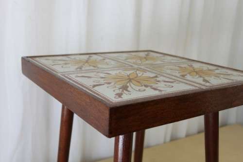 A FABULOUS VINTAGE "RETRO" MERANTI TILED OCCASIONAL/ SIDE TABLE IN WONDERFUL CONDITION