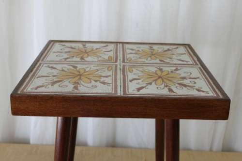 A FABULOUS VINTAGE "RETRO" MERANTI TILED OCCASIONAL/ SIDE TABLE IN WONDERFUL CONDITION
