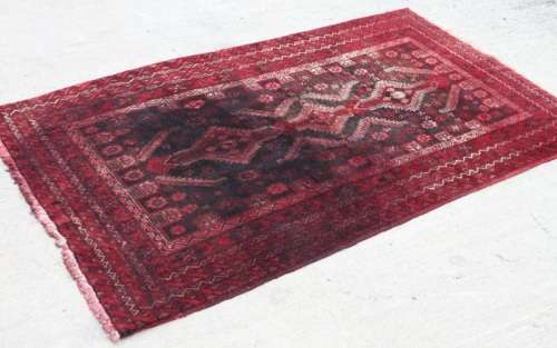 A GORGEOUS VINTAGE PERSIAN "AFGHAN" CARPET (2m x 1.1m) WITH A TRADITIONAL DEEP RED COLOURS & STYLING