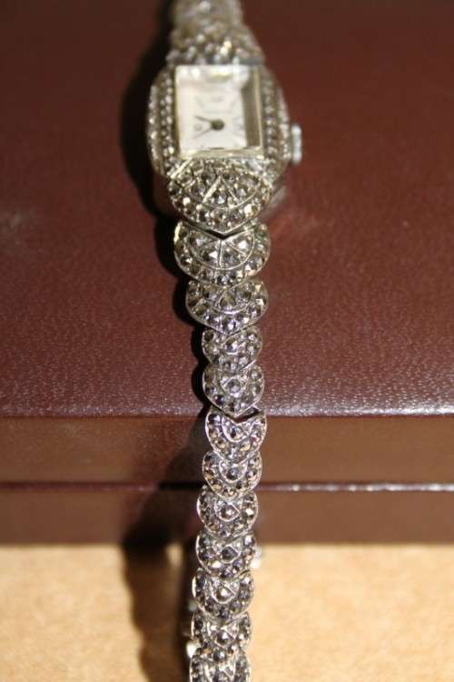 A STUNNING & RARE VINTAGE ART DECO MARCASITE ADORNED SWISS MADE "HUGUENIN" LADIES COCKTAIL WATCH