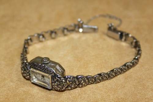 A STUNNING & RARE VINTAGE ART DECO MARCASITE ADORNED SWISS MADE "HUGUENIN" LADIES COCKTAIL WATCH