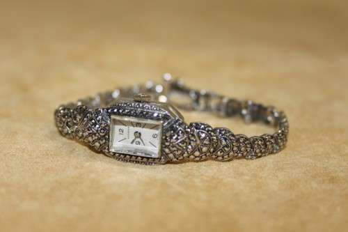A STUNNING & RARE VINTAGE ART DECO MARCASITE ADORNED SWISS MADE "HUGUENIN" LADIES COCKTAIL WATCH