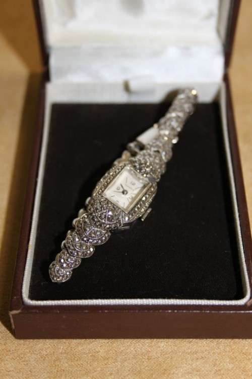 A STUNNING & RARE VINTAGE ART DECO MARCASITE ADORNED SWISS MADE "HUGUENIN" LADIES COCKTAIL WATCH