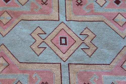 A SUPERB LARGE (2.9m x 1.9m) MOROCCAN "BERBER" RUG WITH STUNNING COLOURS IN AWESOME CONDITION