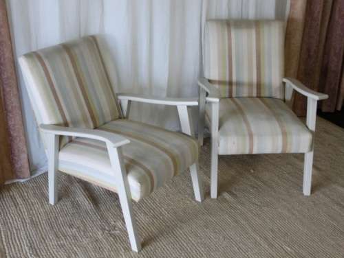 TWO AWESOME VINTAGE UPHOLSTERED SOLID AND STURDY COMFY ARMCHAIRS bid/chair