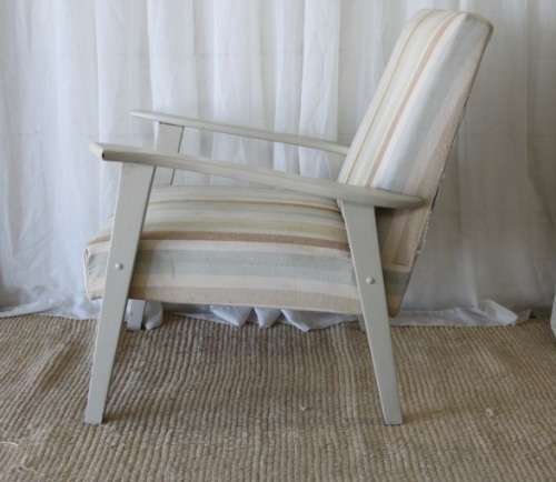 TWO AWESOME VINTAGE UPHOLSTERED SOLID AND STURDY COMFY ARMCHAIRS bid/chair