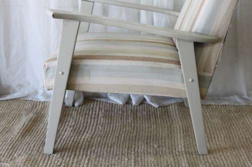 TWO AWESOME VINTAGE UPHOLSTERED SOLID AND STURDY COMFY ARMCHAIRS bid/chair