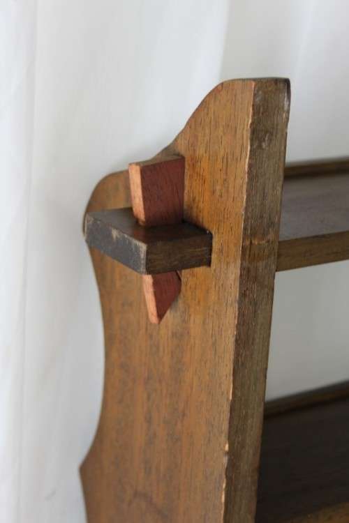 A FABULOUS WALL MOUNTABLE SOLID WOODEN DISPLAY SHELF FOR ORNAMENTS, TRIOS, MODEL CARS AND MORE