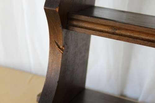 A FABULOUS WALL MOUNTABLE SOLID WOODEN DISPLAY SHELF FOR ORNAMENTS, TRIOS, MODEL CARS AND MORE