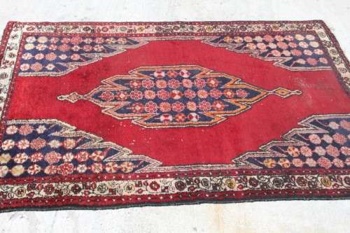 AN INCREDIBLE ANTIQUE IRANIAN PERSIAN CARPET (1.9m 1.3m) IN RED AND ROYAL BLUE COLOURS