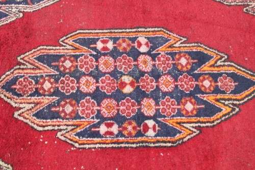 AN INCREDIBLE ANTIQUE IRANIAN PERSIAN CARPET (1.9m 1.3m) IN RED AND ROYAL BLUE COLOURS